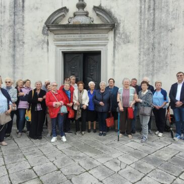 Corona festeggia gli anziani